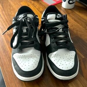 9.5 men’s nike dunks, black and white